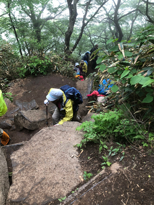 岩場を登っている写真