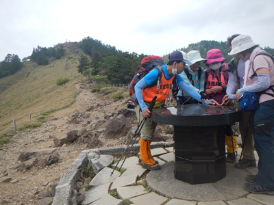 大菩薩峠の山座同定番で山を探している写真