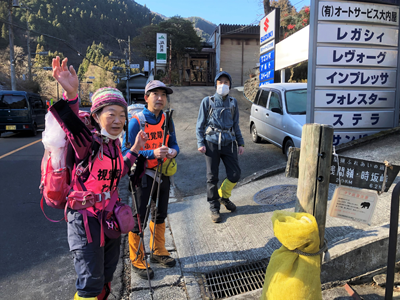 Mさん撮影の登山口でのKさんとFさん夫妻の写真