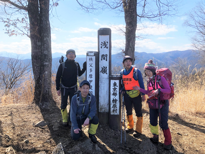 浅間嶺の展望台（山頂）での４人の写真