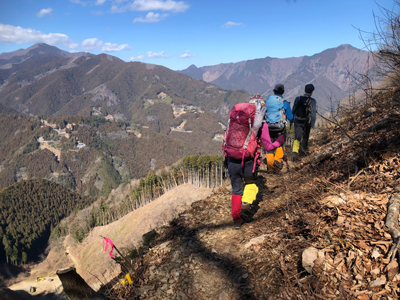Mさんが撮影した大岳山と御前山を見ながら伐採された斜面を歩いている写真