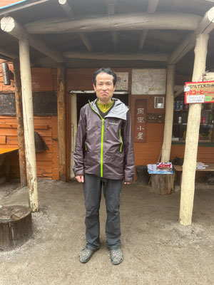鳳凰小屋前でのKさんの写真