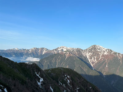 白根三山と遠くに見える荒川三山の写真