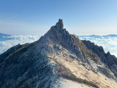 くちばし状のオベリスクのある地蔵岳の写真