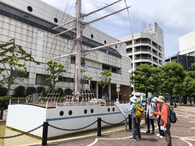 みんなで日本丸のモニュメントを見ている写真