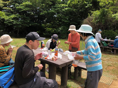 高台で昼食中の写真