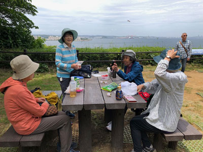 海を見ながら昼食中の写真