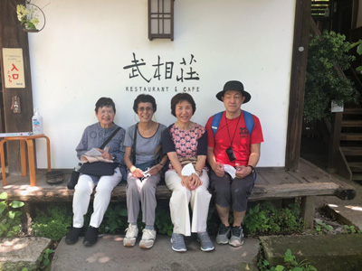 武相荘の前での集合写真