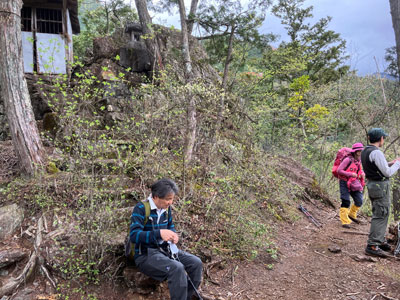 登山道の途中で休憩中の写真