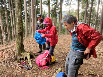 雨合羽を着ている写真