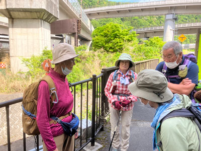 登山口で出発純寺中の写真