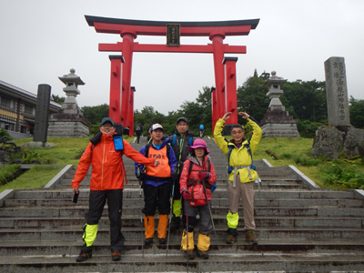 大鳥居の前でのメンバー５人の写真