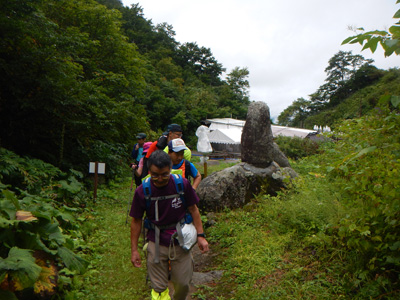 登山道を歩き始めた写真