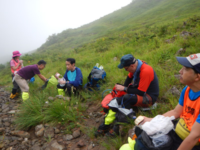 登山道で昼食中の写真