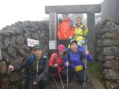 月山神社本宮前での集合写真