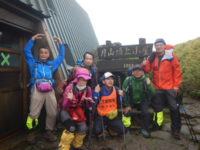 ２日目の月山頂上小屋の前での集合写真