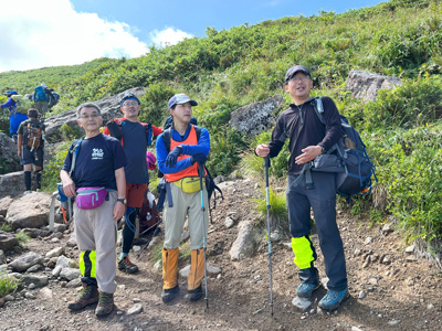 オモワシ山を下ってきて立ち止まっているメンバーの写真