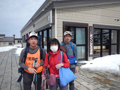 みくりが池温泉の前での３人の写真