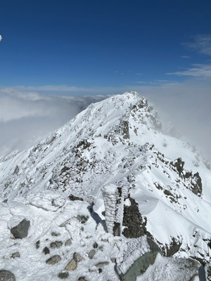 雄山から見た大汝山の写真