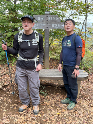 高水山山頂でのKさんとYさんの写真