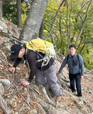 惣岳山の岩場を登っている写真