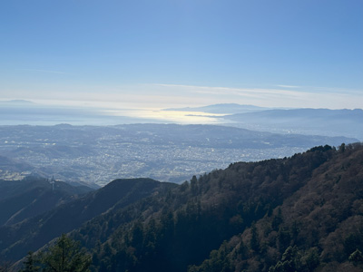 山頂から見た相模湾と大島、真鶴半島、伊豆半島方面の写真