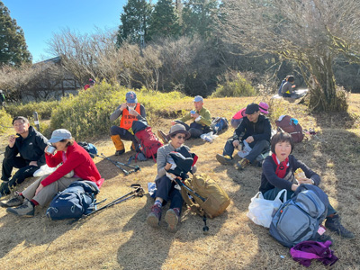 山頂の電波塔近くで昼食タイム中の写真