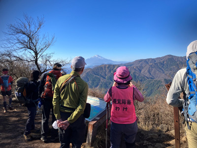 展望所から富士山を見ている写真