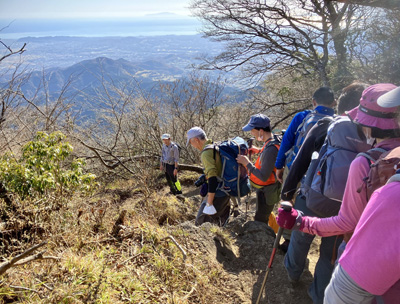 山頂から下り始めた写真