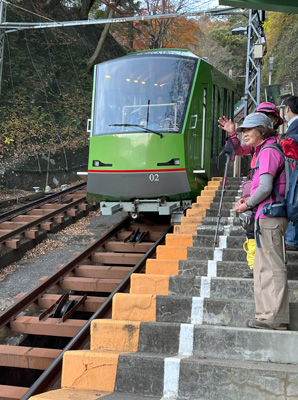 大山寺駅にケーブルが着いた写真