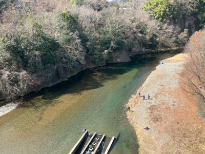 秋川と釣りをする人の写真