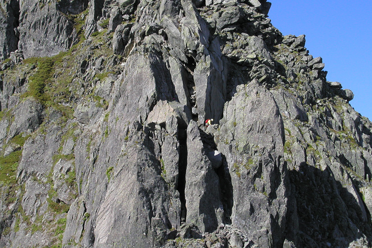 北尾根の核心部３峰のチムニーの写真