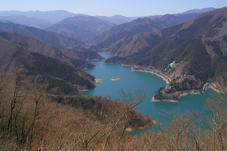 御前山に登る尾根から見た奥多摩湖の写真