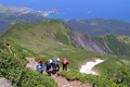海を見下ろしながら利尻山の９合目付近を登っている写真へリンク