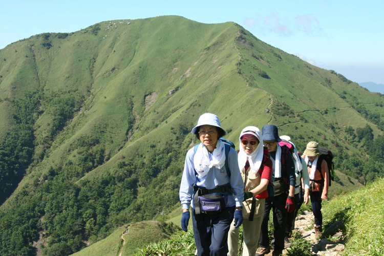次郎笈を背に剣山に戻るメンバーの写真