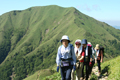 次郎笈を背に剣山に向けて歩いている写真へリンク