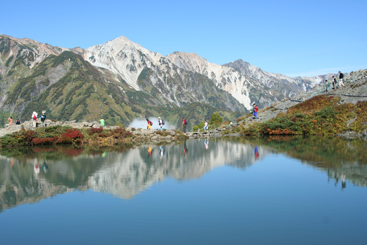 八方池と白馬三山の写真