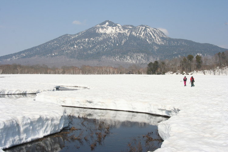 春の尾瀬ヶ原と燧ヶ岳の写真