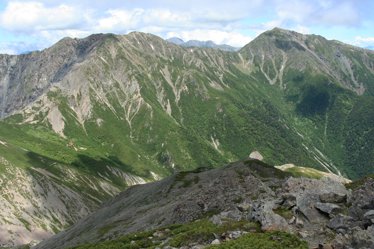 小赤石岳から見た荒川三山の写真