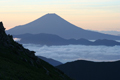 荒川東岳付近から見た朝の富士山の写真にリンク