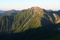 荒川東岳付近から見た朝の赤石岳の写真にリンク