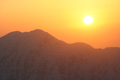 毛勝山の右に沈む夕日の写真へリンク