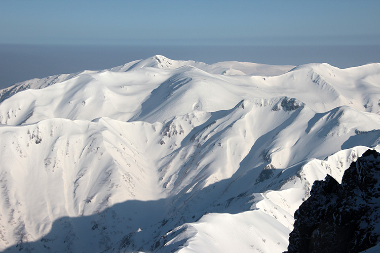 槍の肩から見た雪に覆われた純白の山々の写真