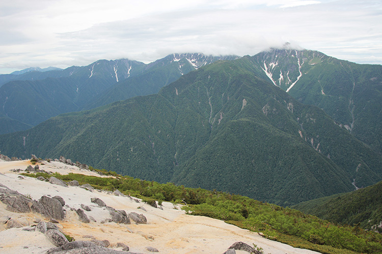 薬師岳から見た白峰三山の写真