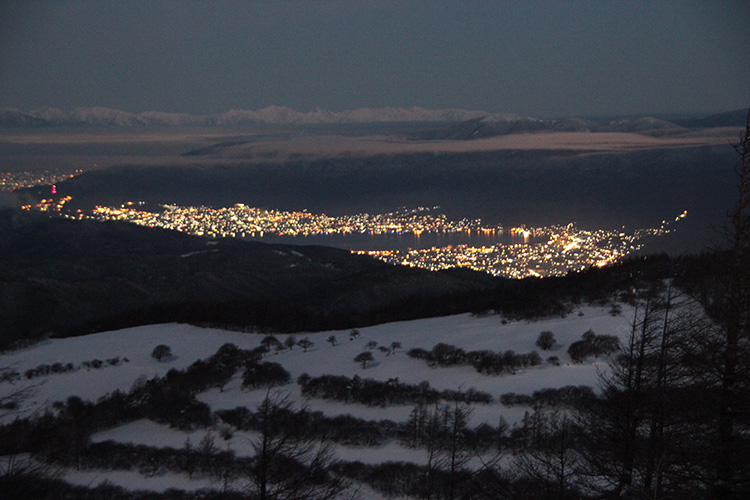 入笠山花から見た諏訪の夜景と諏訪湖、北アルプスの写真