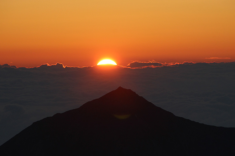 常念岳の上から登るご来光の写真