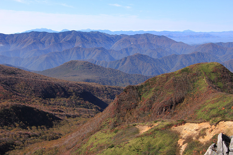 那須岳稜線から見た日留賀岳と日光・尾瀬方面の写真