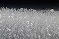 積雪の上にできた無数の氷の結晶の写真にリンク