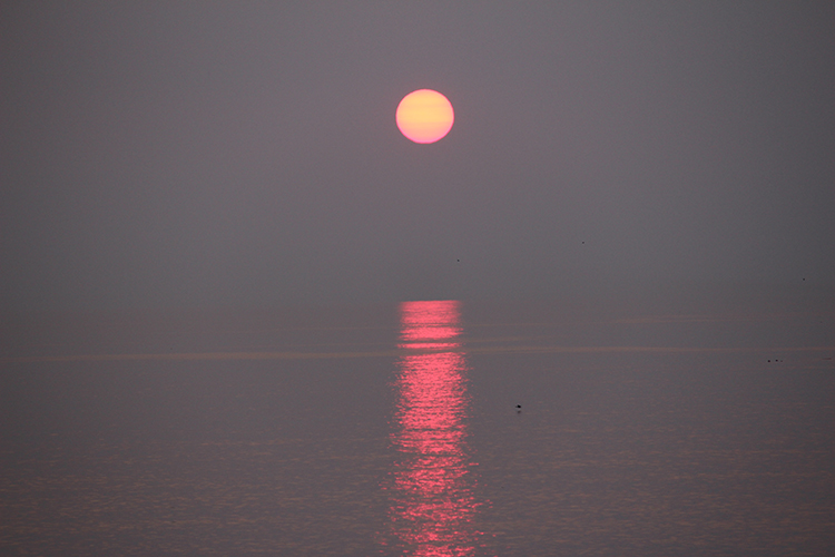 ウトロで撮影したオホーツク海に沈む夕日の写真