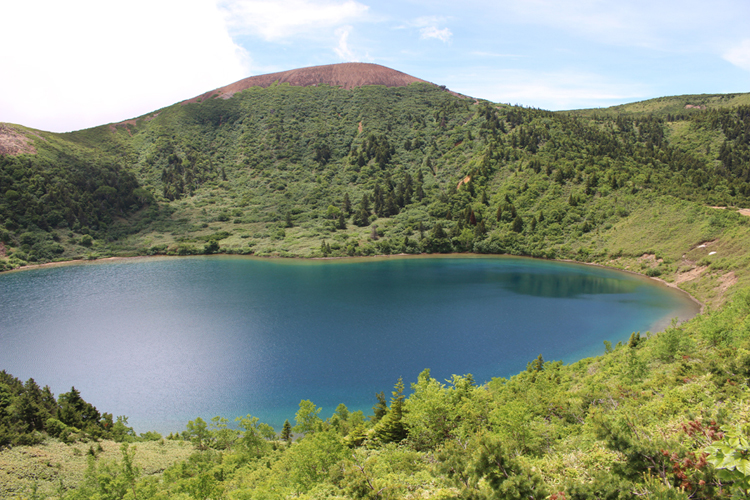 一切経山と五色沼の写真